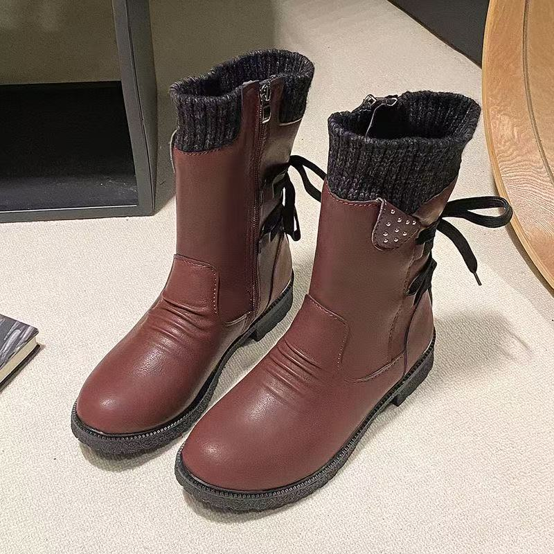 Bottines en cuir fin à semelle plate, talon carré et bride arrière.