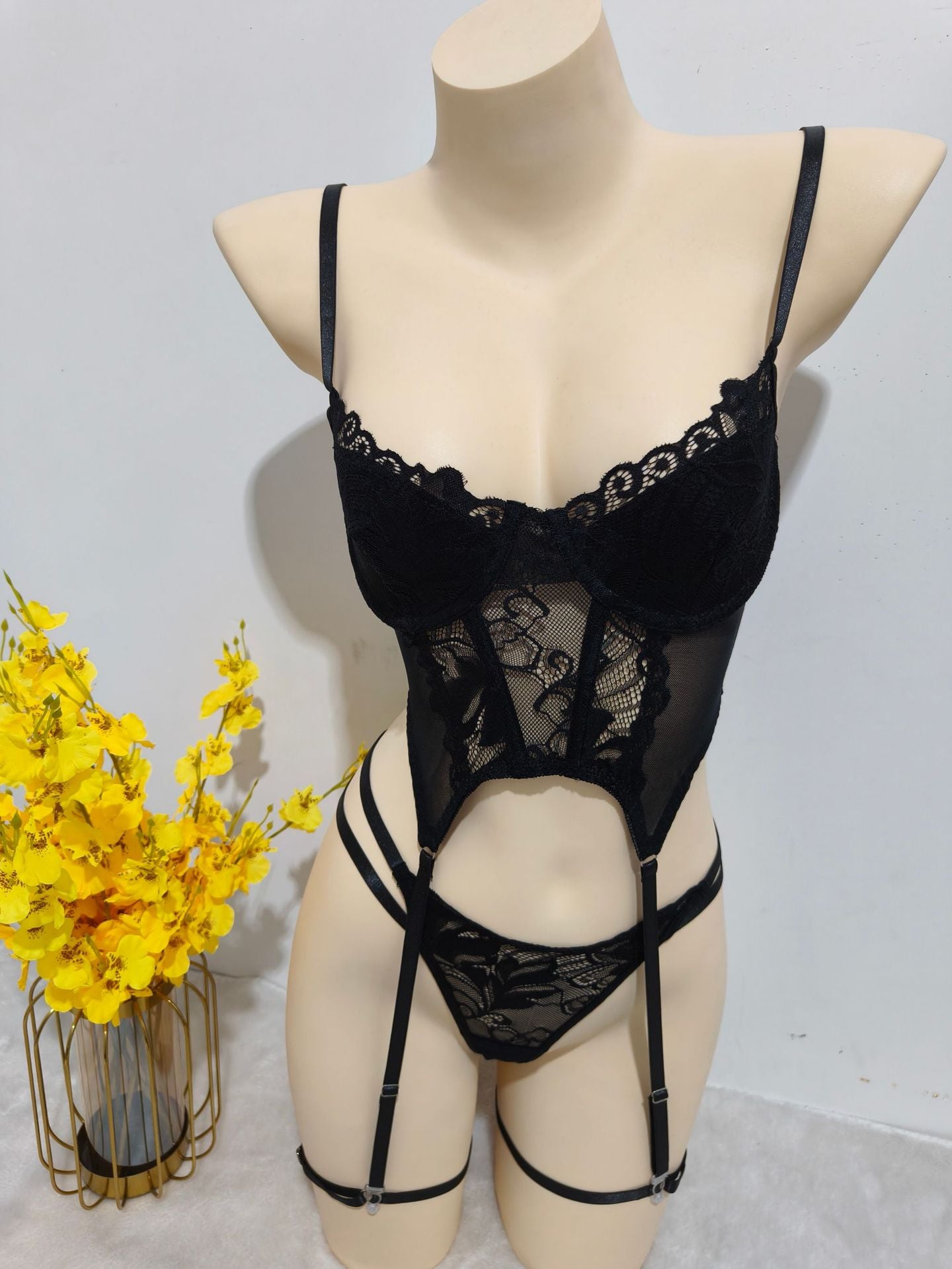 Ensemble string en dentelle Pure Desire, Sexy avec bas et porte-jarretelles à maintien en acier