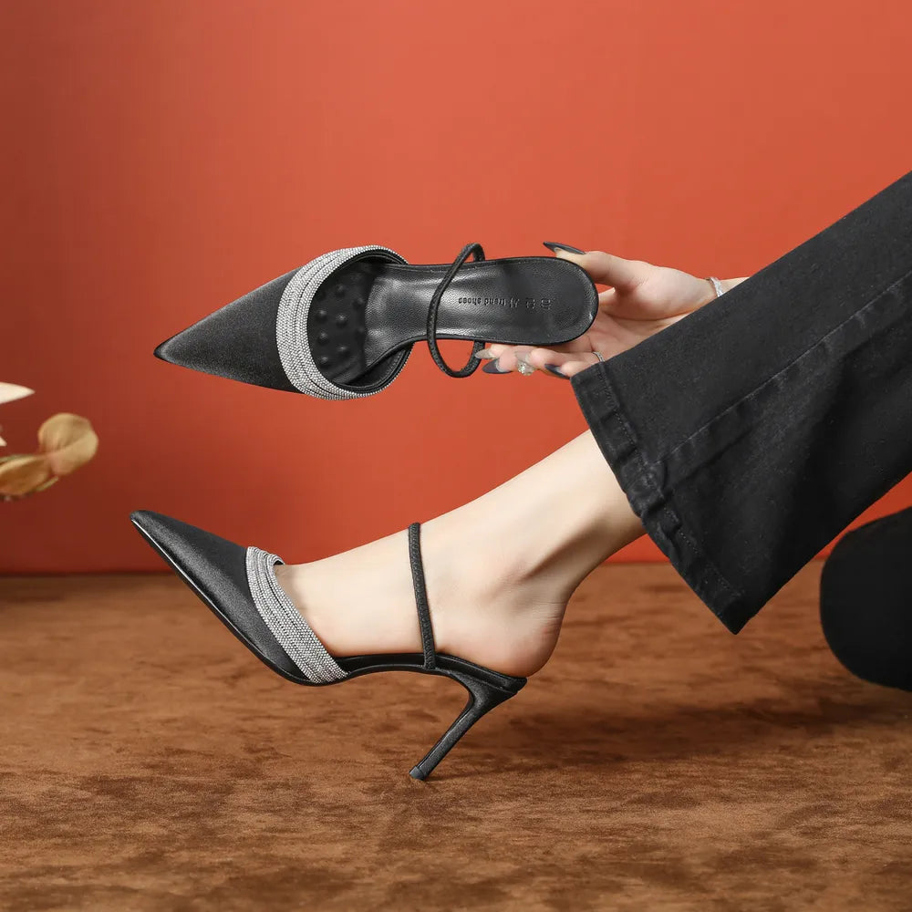 Escarpins à bout pointu ornés de strass