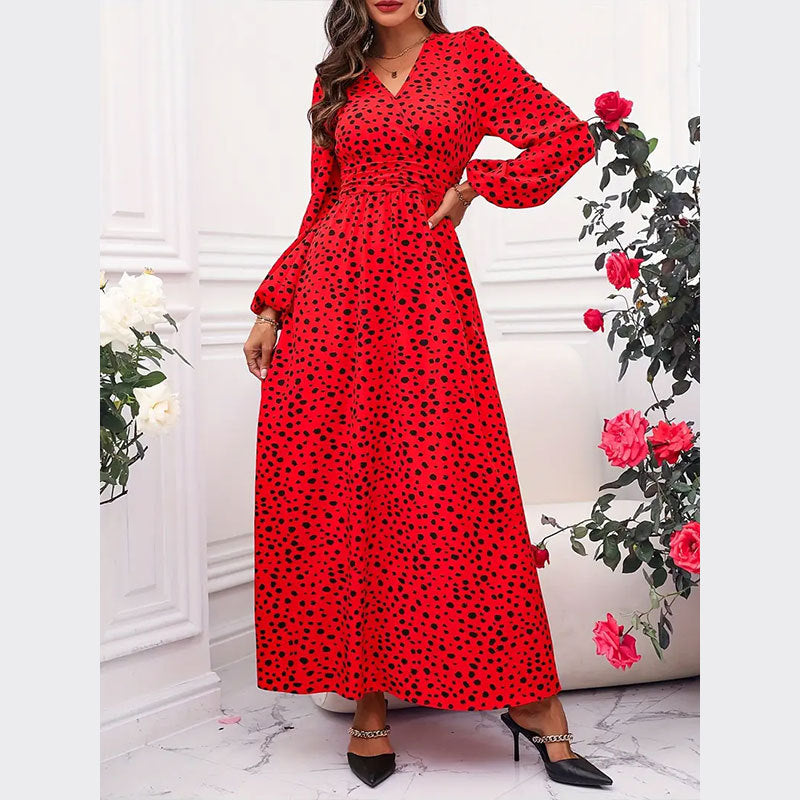 Robe rouge à pois plissée à col en V et taille cintrée, manches longues