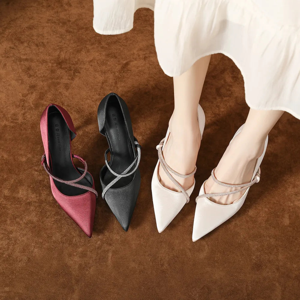 Escarpins à bout pointu et strass à talons hauts