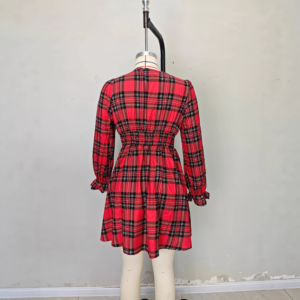 Robe à carreaux à décolleté en V profond et taille cintrée