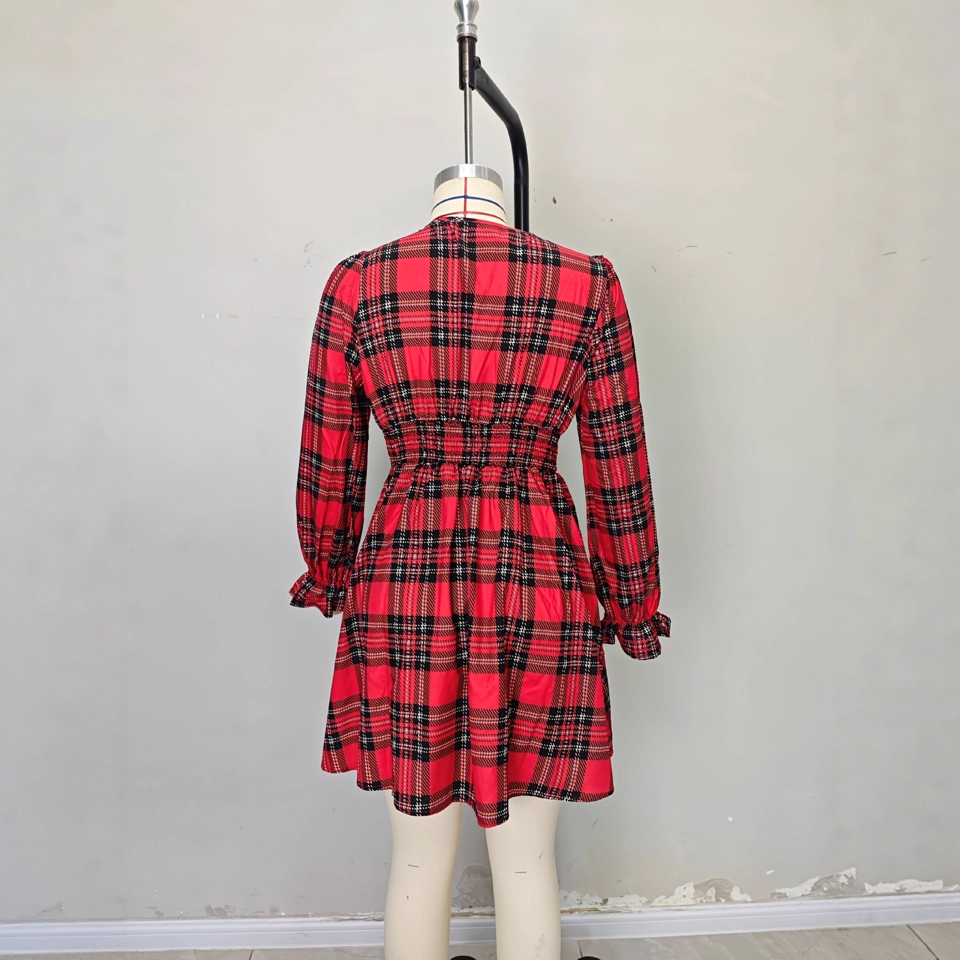 Robe à carreaux à décolleté en V profond et taille cintrée