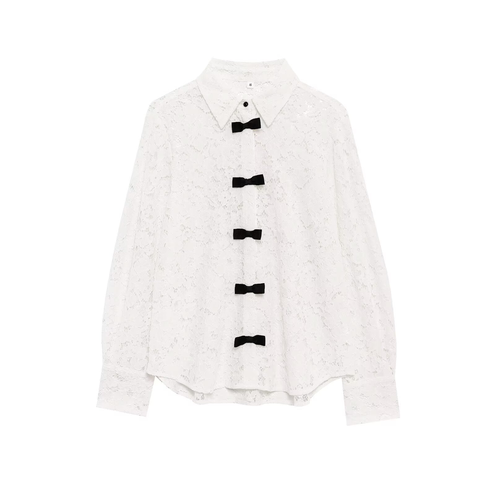 Chemise en dentelle ornée d'un nœud