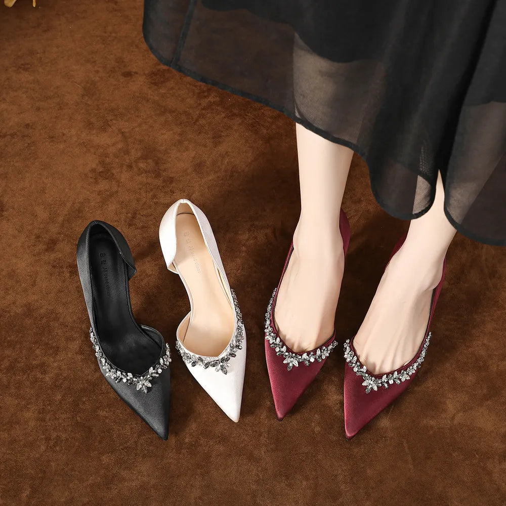 Escarpins à bout pointu ornés de strass