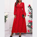 Robe rouge à pois plissée à col en V et taille cintrée, manches longues