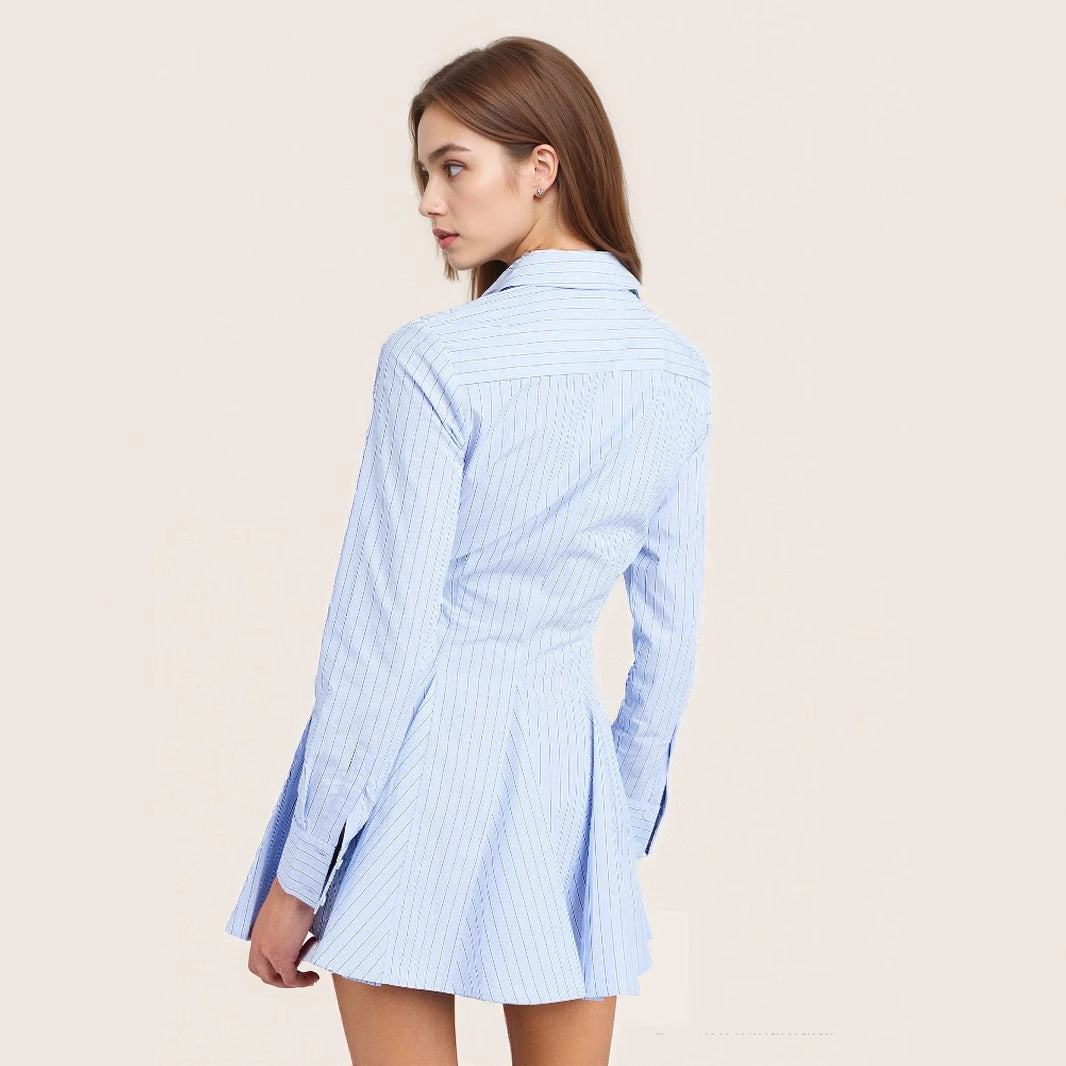 Jupe courte plissée à boutons