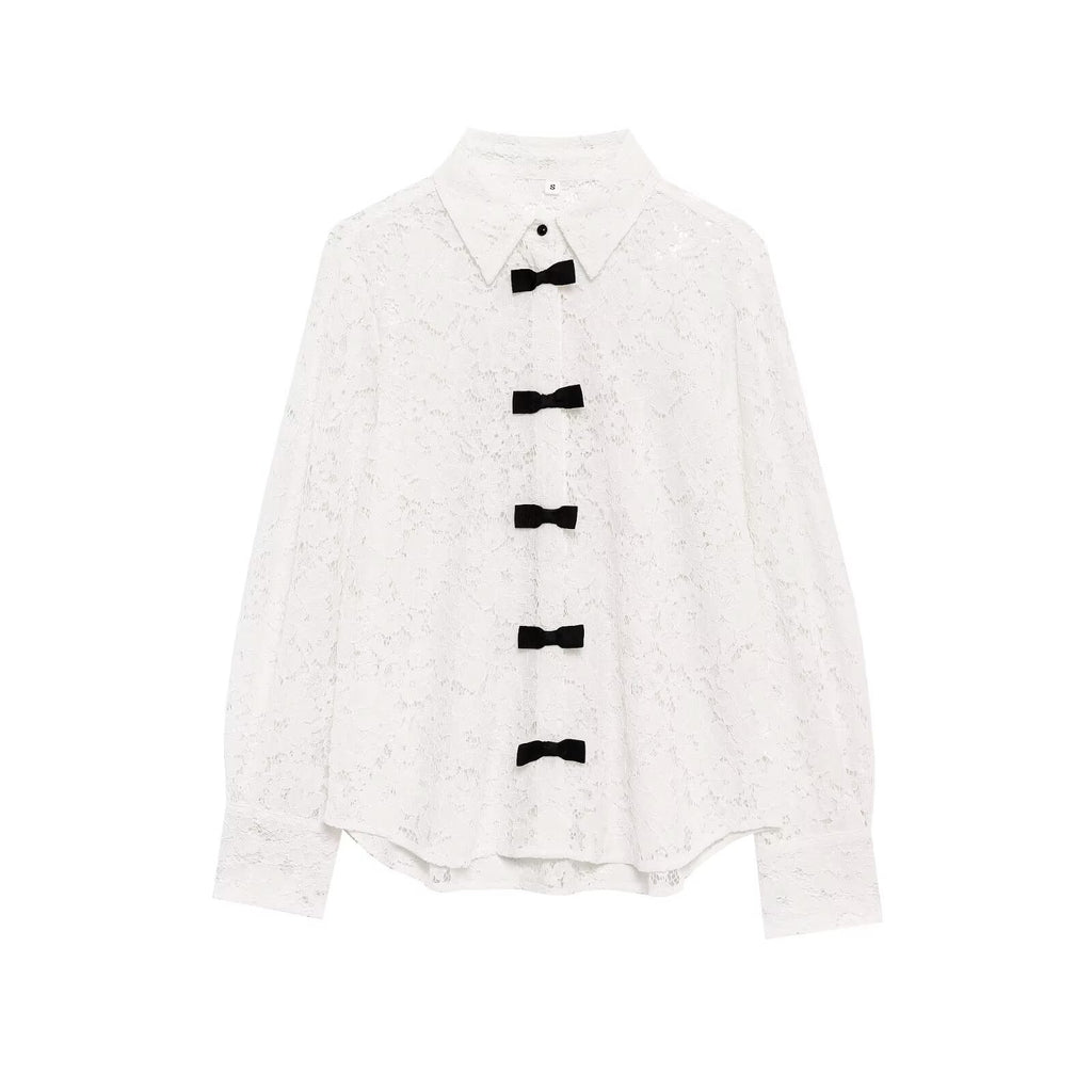 Chemise en dentelle ornée d'un nœud