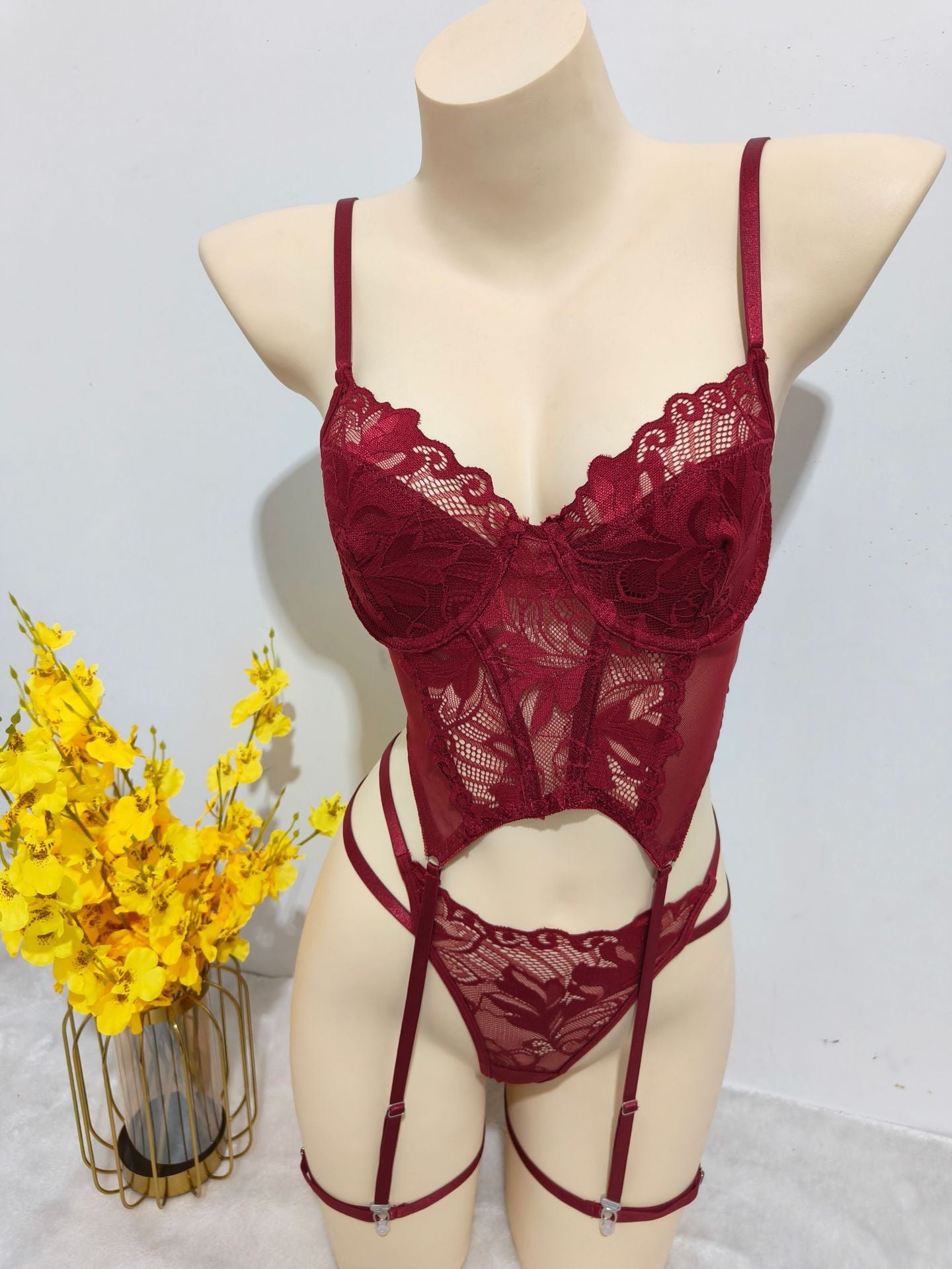 Ensemble string en dentelle Pure Desire, Sexy avec bas et porte-jarretelles à maintien en acier