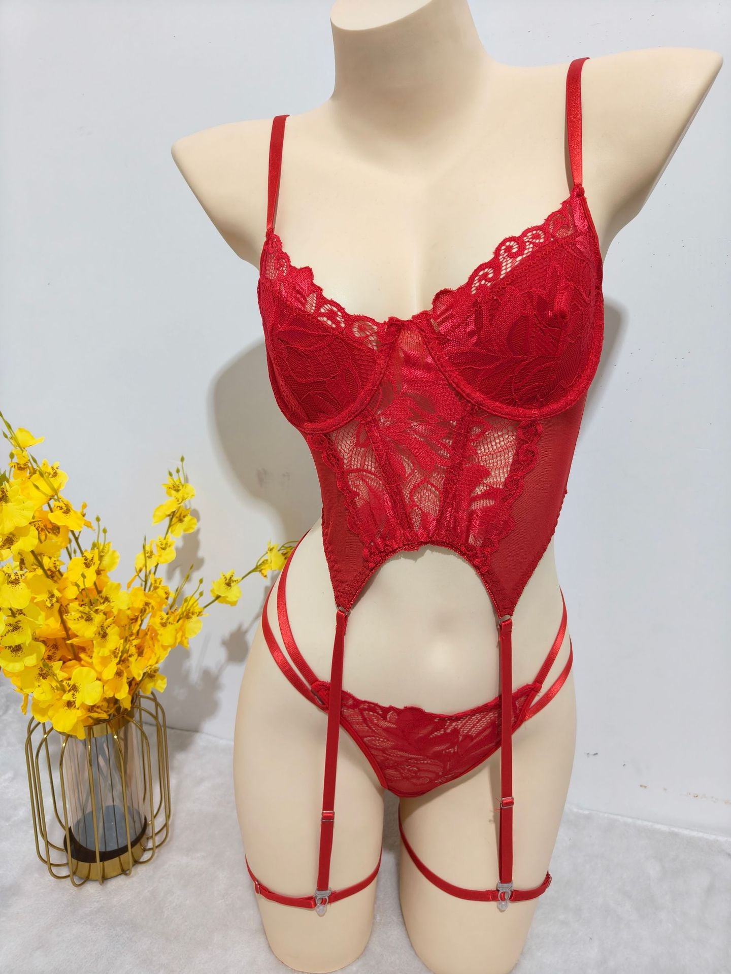 Ensemble string en dentelle Pure Desire, Sexy avec bas et porte-jarretelles à maintien en acier