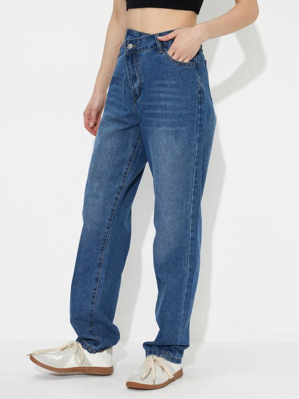 Jean à taille asymétrique avec poches