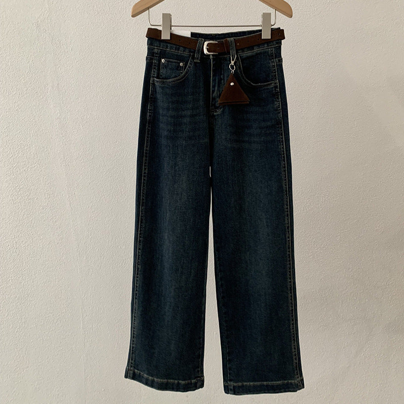 Jean taille haute à jambes larges, avec ceinture.