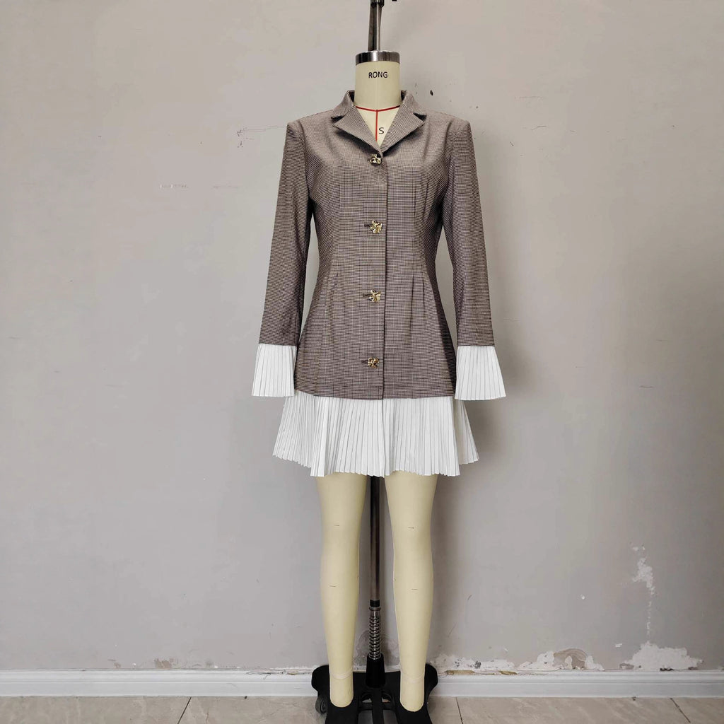 Robe tailleur plissée à carreaux cintrée à la taille