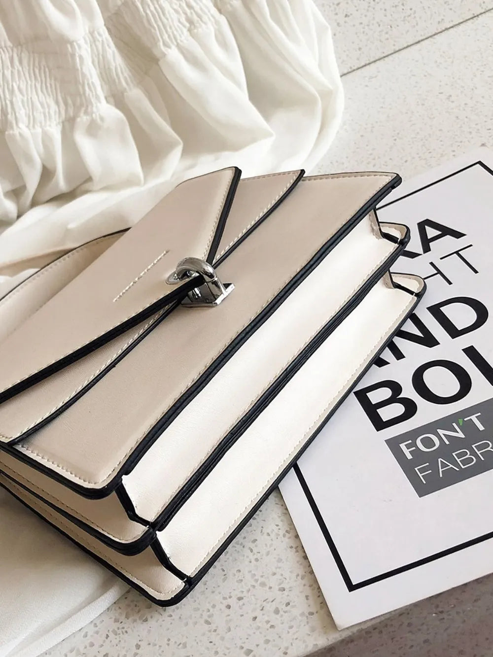 Sac à main avec bandoulière amovible et chaîne