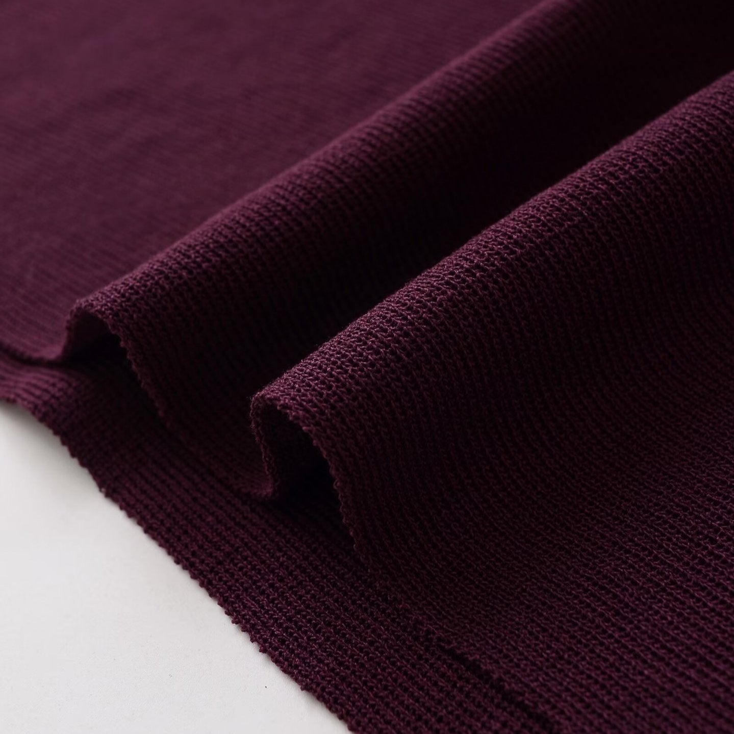 Model tendance style décontractée couleur rouge pourpre