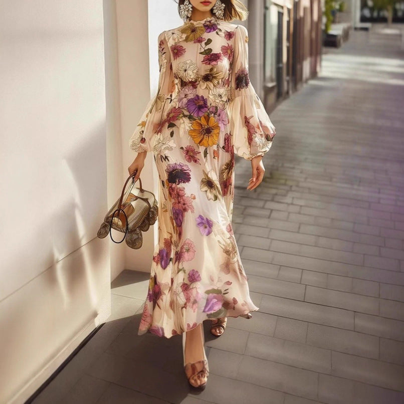 Robe à manches longues en mousseline imprimée de feuilles de lotus, cintrée à la taille.