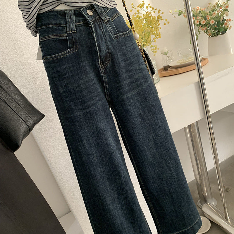 Jean bleu foncé, taille haute, coupe ample et amincissante.