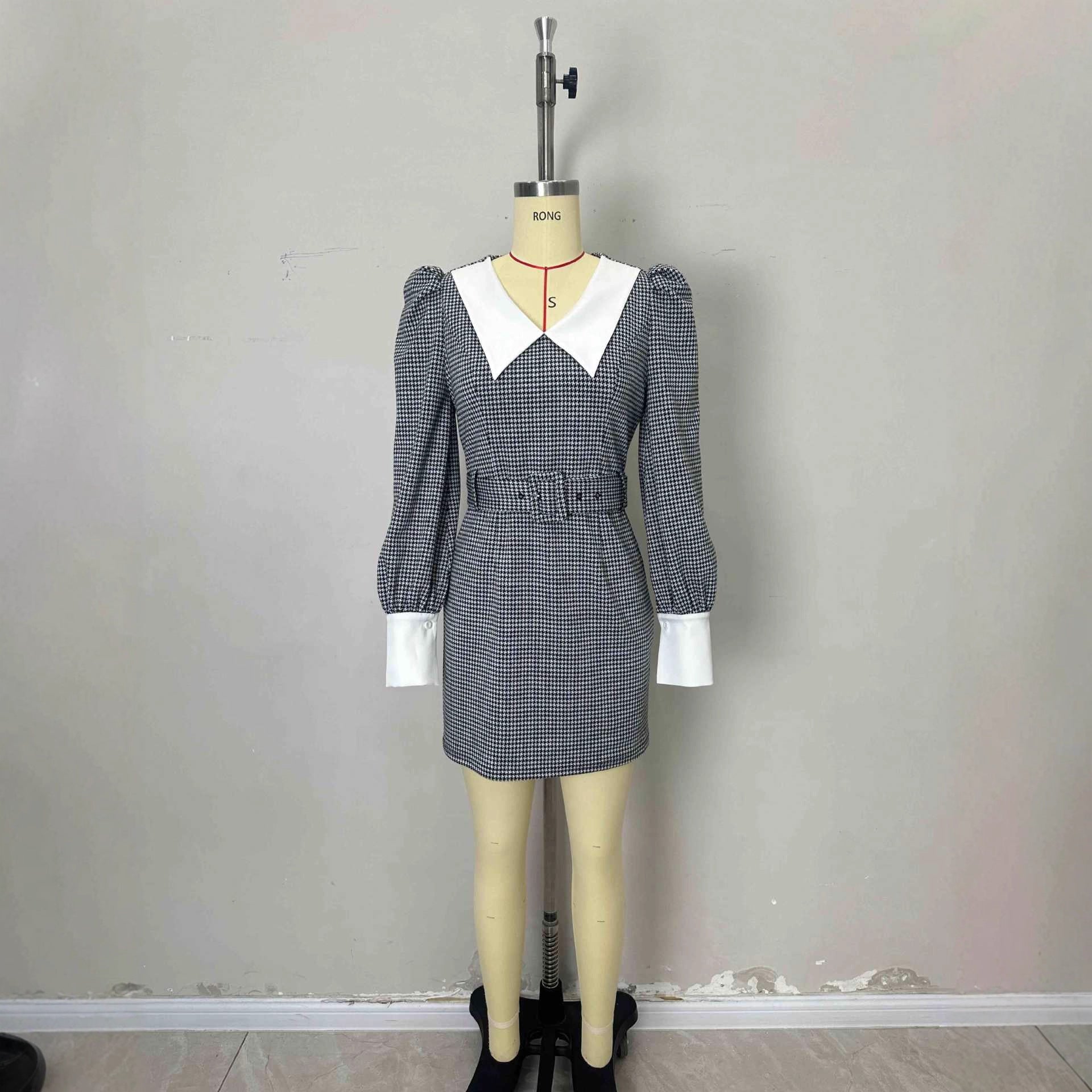 Robe amincissante à col en V et ceinture cintrée à la taille