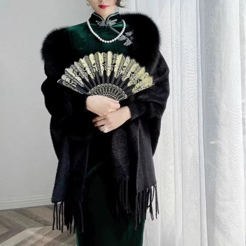 Cape cardigan mi-longue en fausse fourrure tricotée, automne-hiver, couleur unie, avec pompons et col en fourrure.