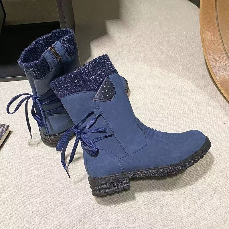 Bottines en cuir fin à semelle plate, talon carré et bride arrière.