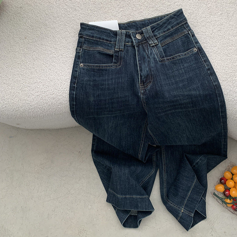 Jean bleu foncé, taille haute, coupe ample et amincissante.