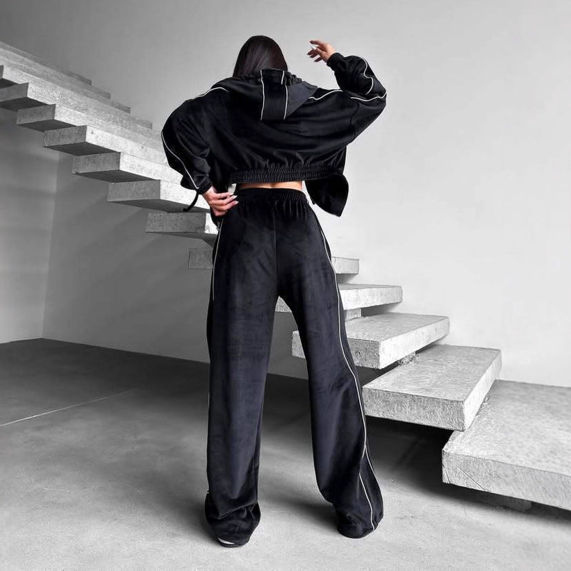 Ensemble deux pièces : gilet à capuche et pantalon large à nouer.