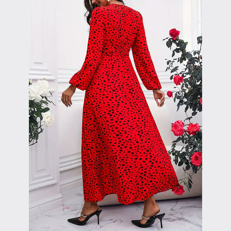 Robe rouge à pois plissée à col en V et taille cintrée, manches longues