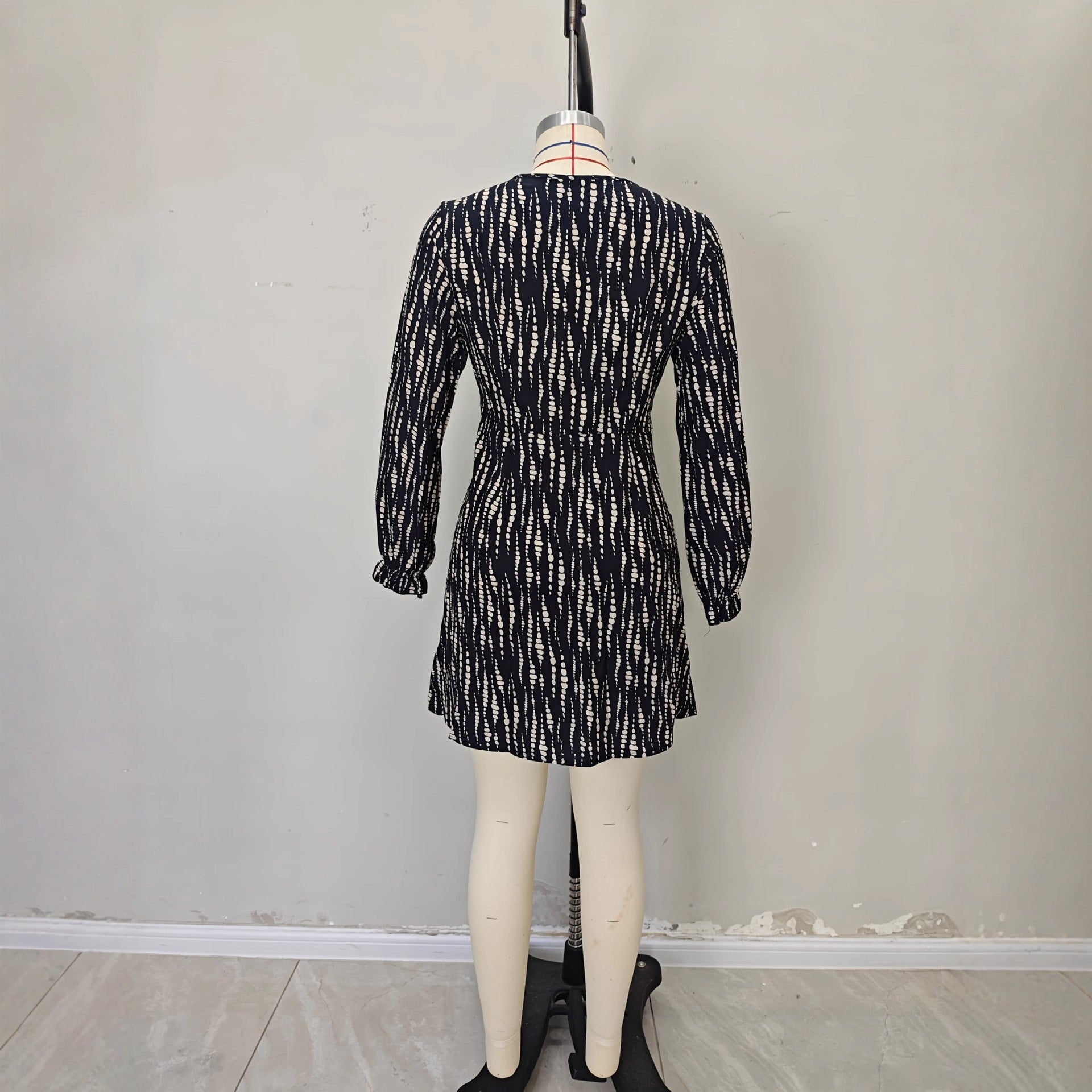 Robe cintrée à manches longues et col en V vertical asymétrique