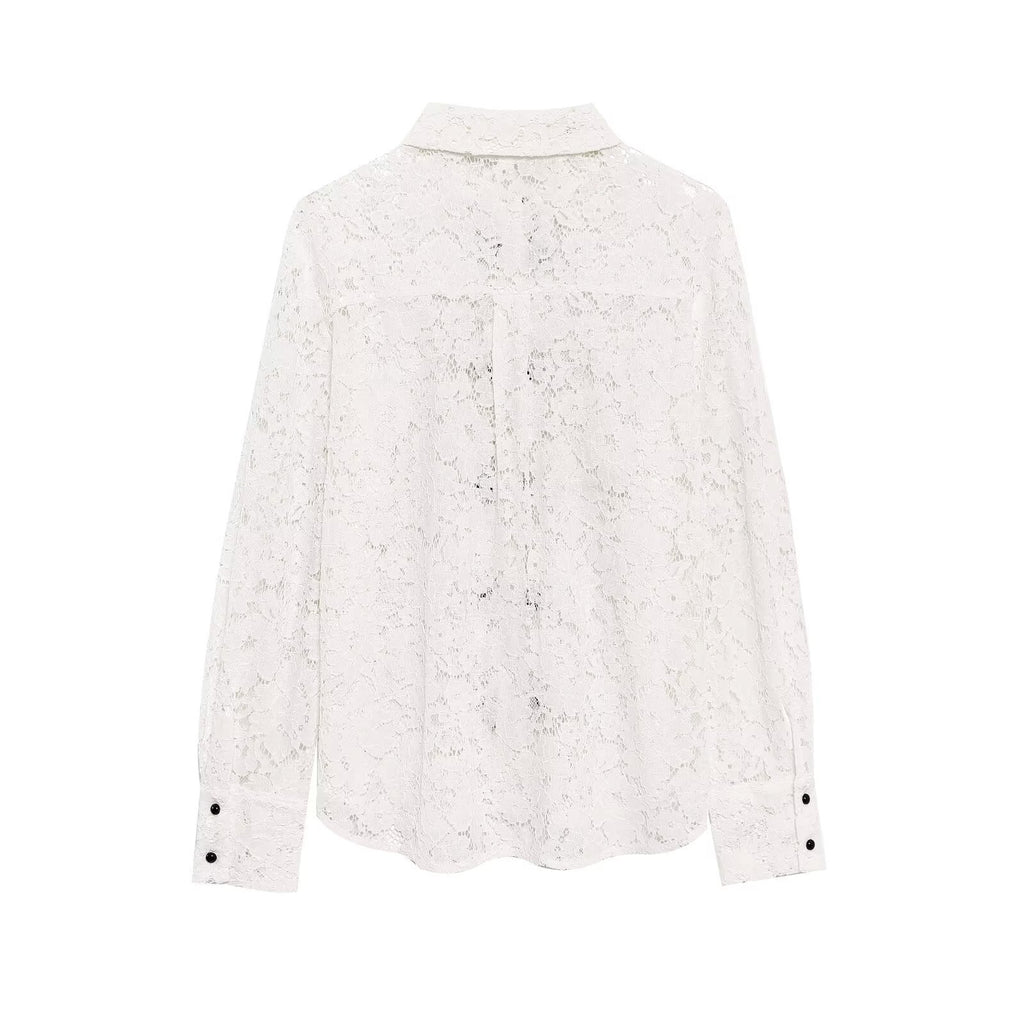 Chemise en dentelle ornée d'un nœud