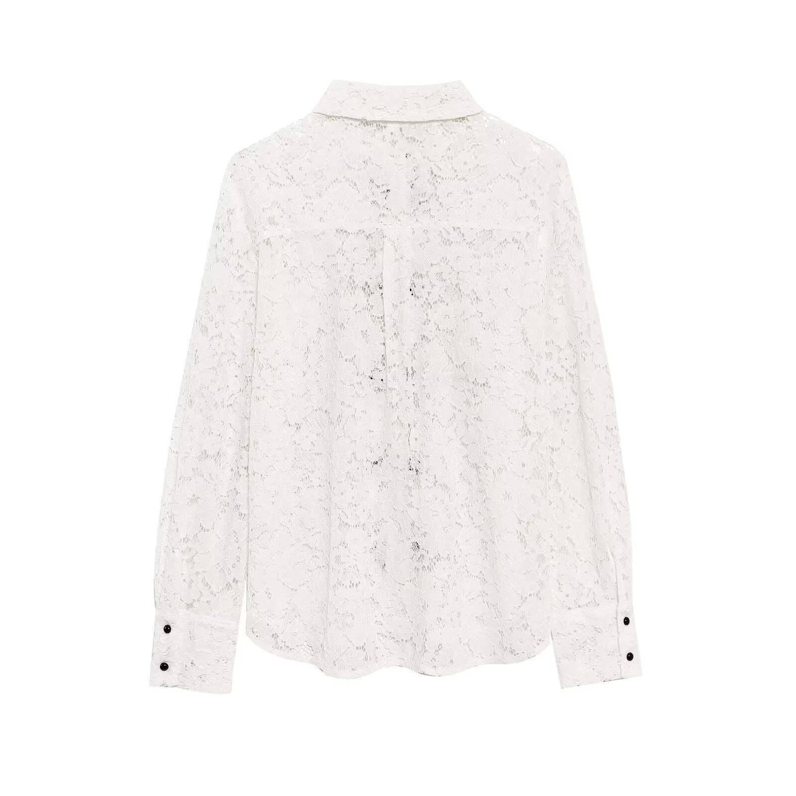 Chemise en dentelle ornée d'un nœud