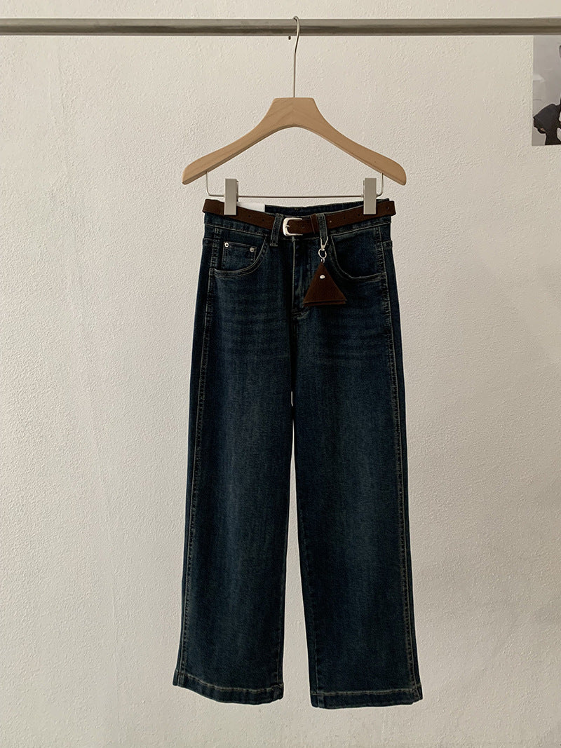 Jean taille haute à jambes larges, avec ceinture.