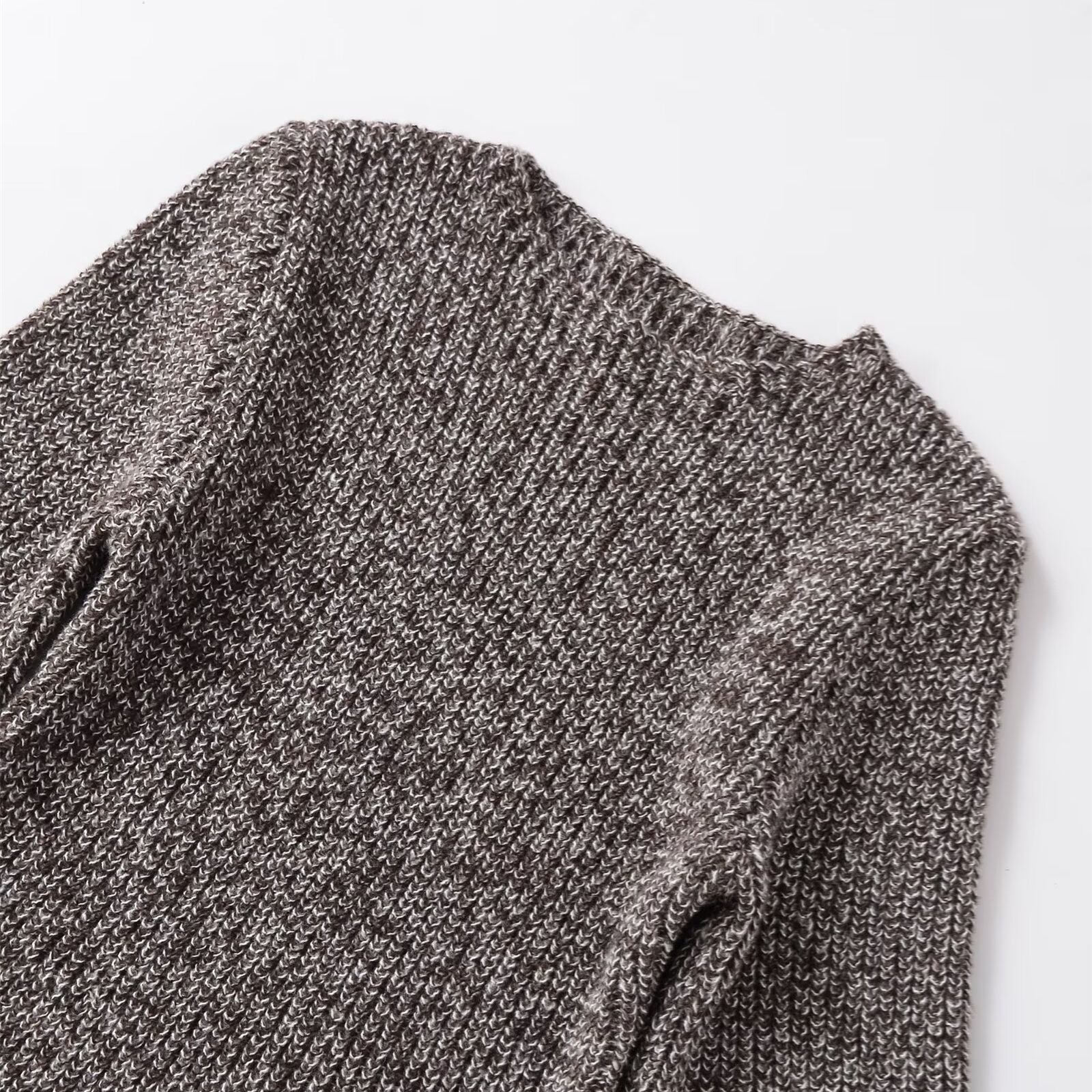 Haut à manches courtes et col rond en maille à pompons