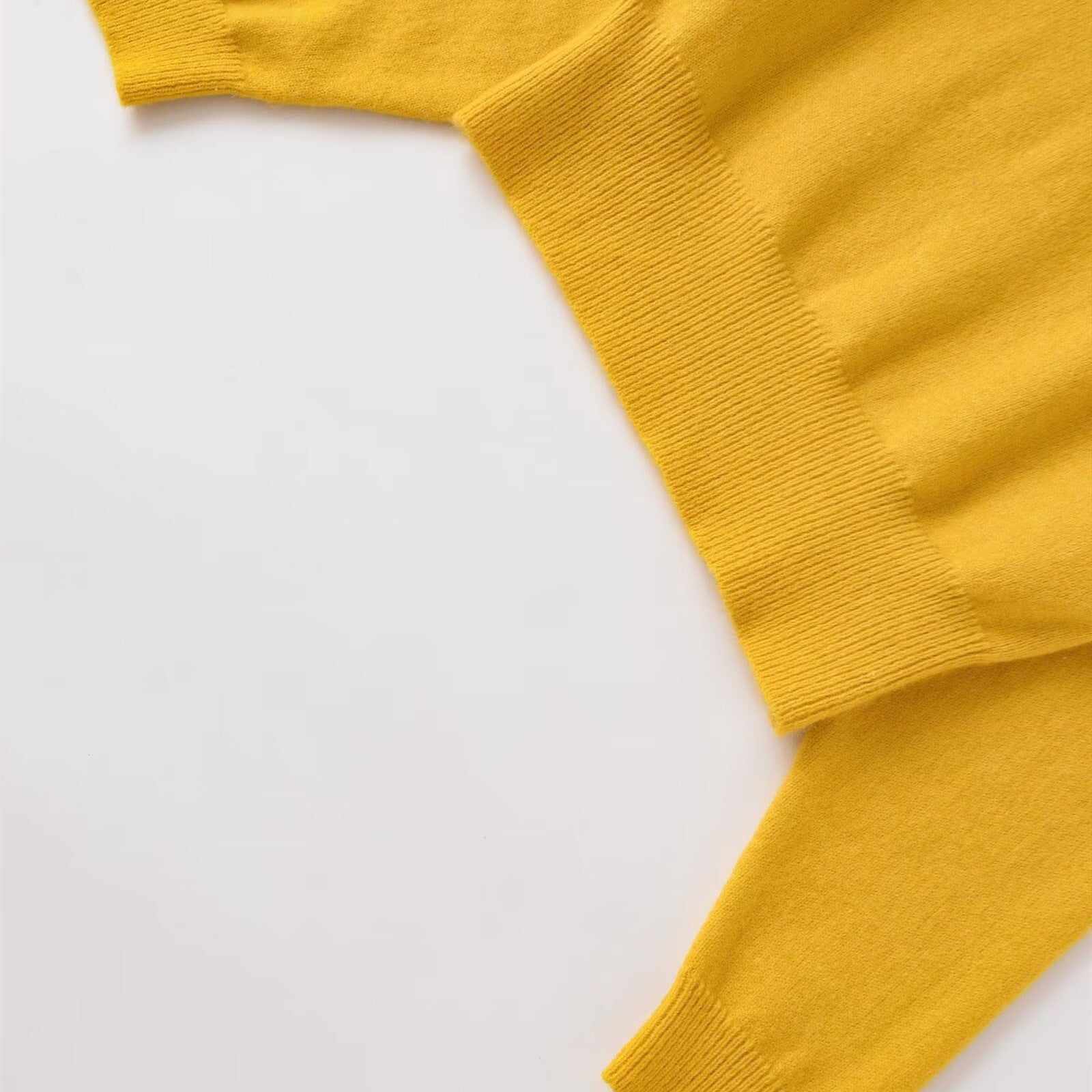 Pull en maille douce à col rond et manches longues.