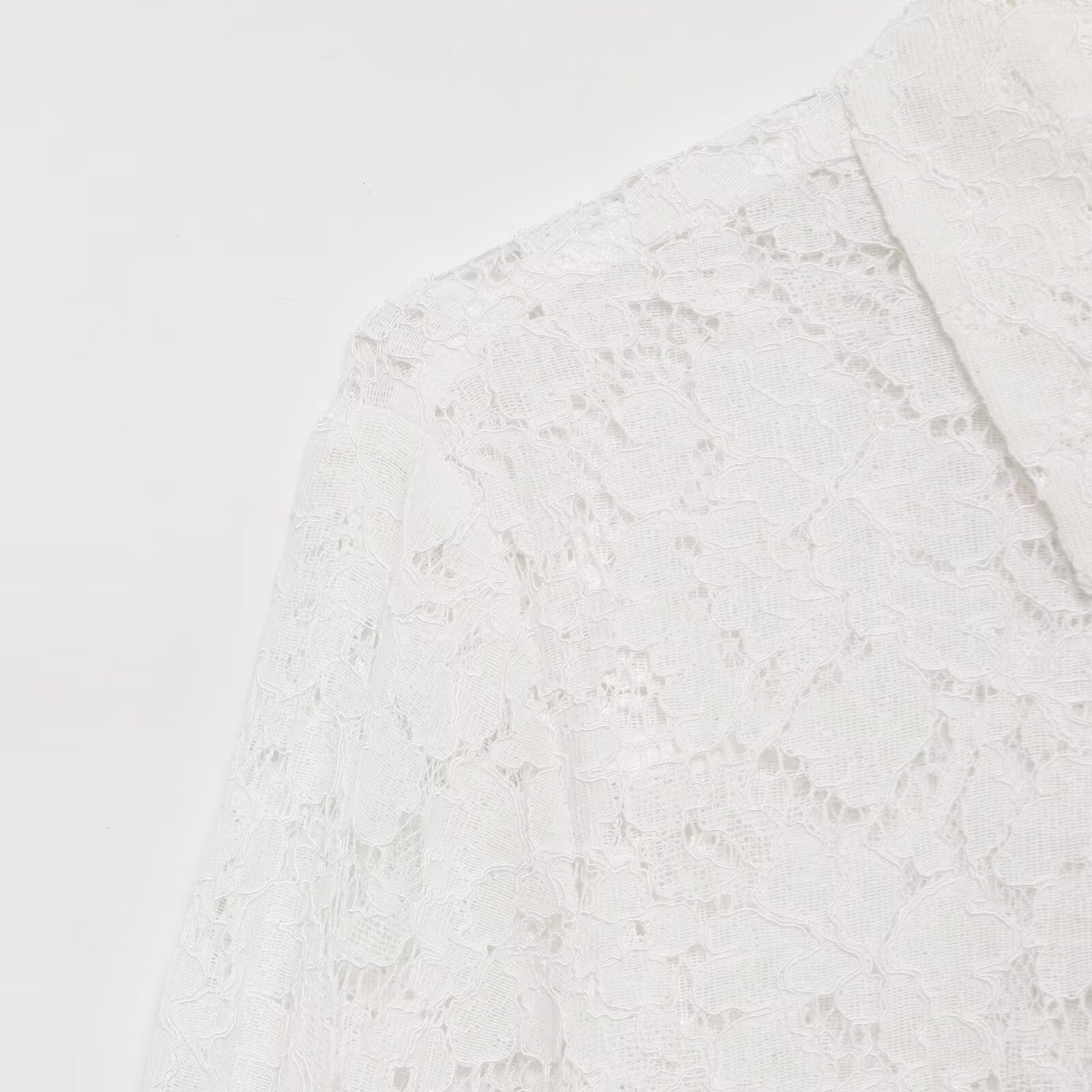 Chemise en dentelle ornée d'un nœud