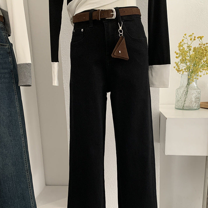 Jean taille haute à jambes larges, avec ceinture.