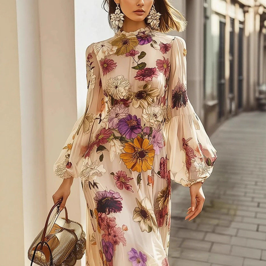 Robe à manches longues en mousseline imprimée de feuilles de lotus, cintrée à la taille.