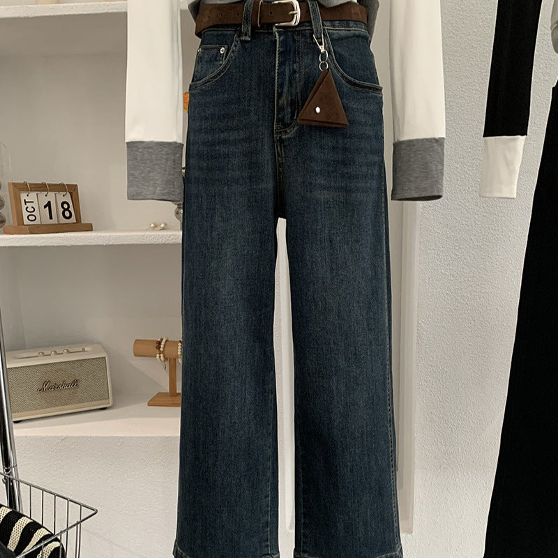 Jean taille haute à jambes larges, avec ceinture.