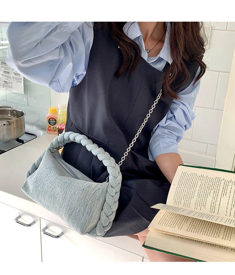 Sac à main en denim avec bandoulière torsadée
