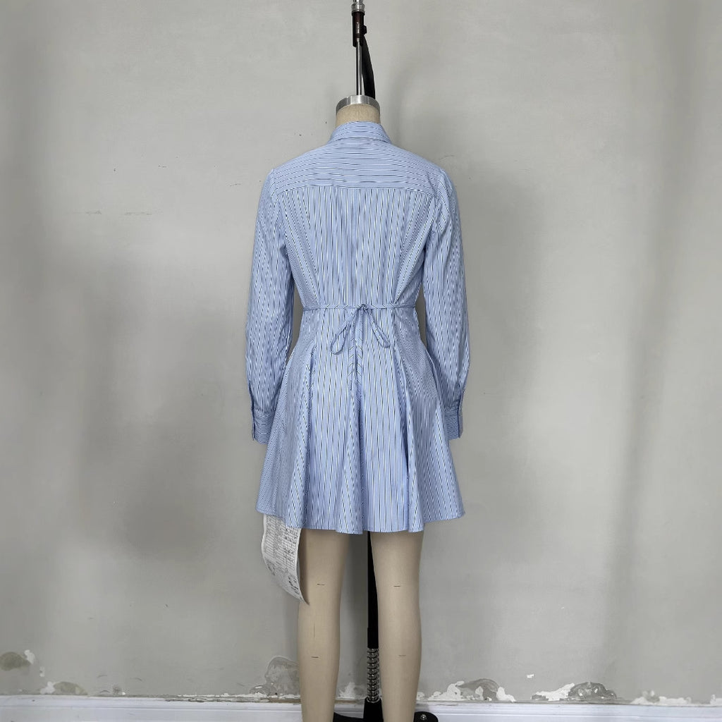 Jupe courte plissée à boutons