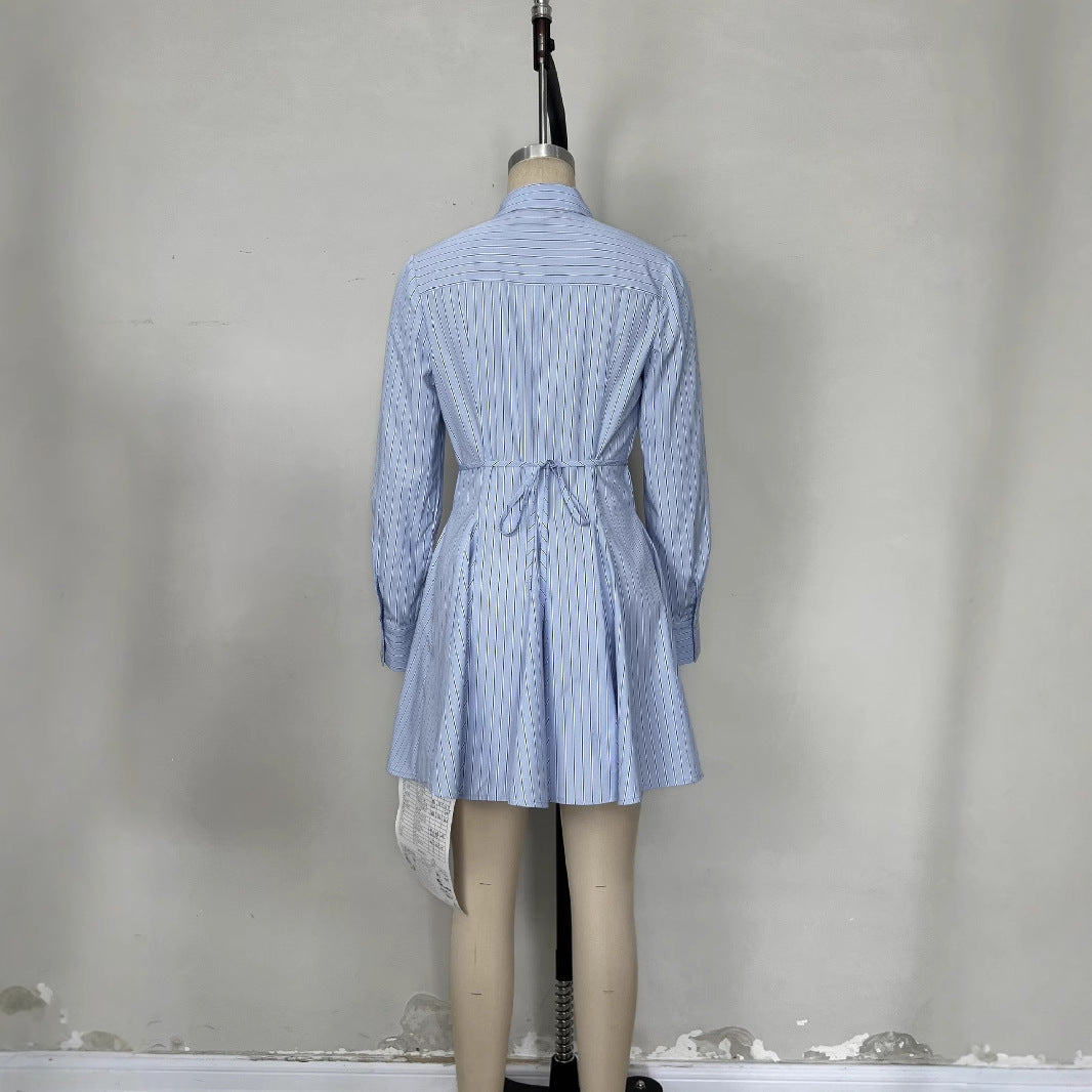 Jupe courte plissée à boutons