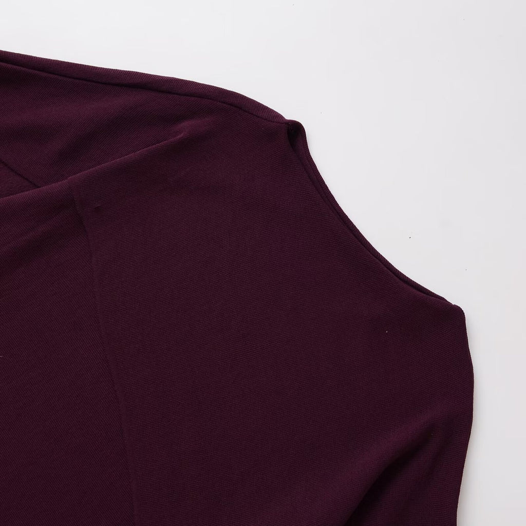 Model tendance style décontractée couleur rouge pourpre