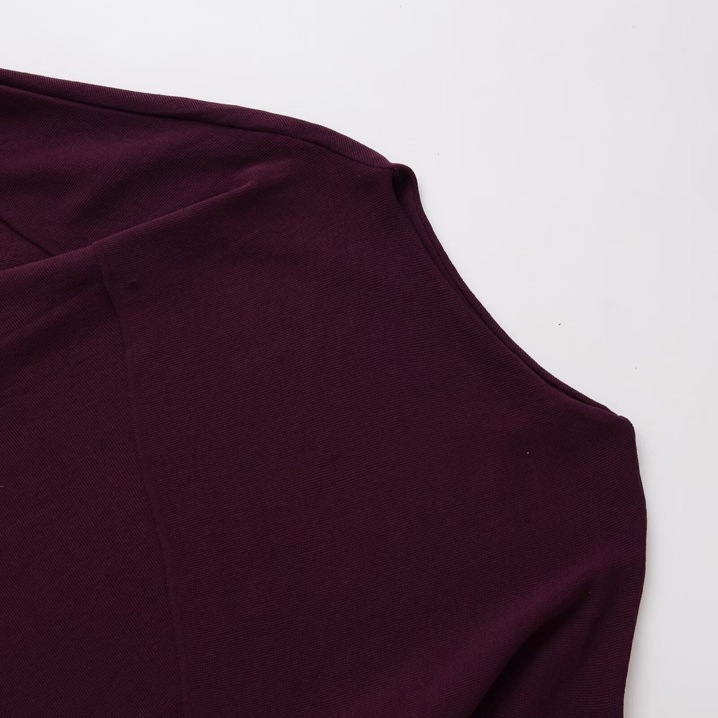 Model tendance style décontractée couleur rouge pourpre