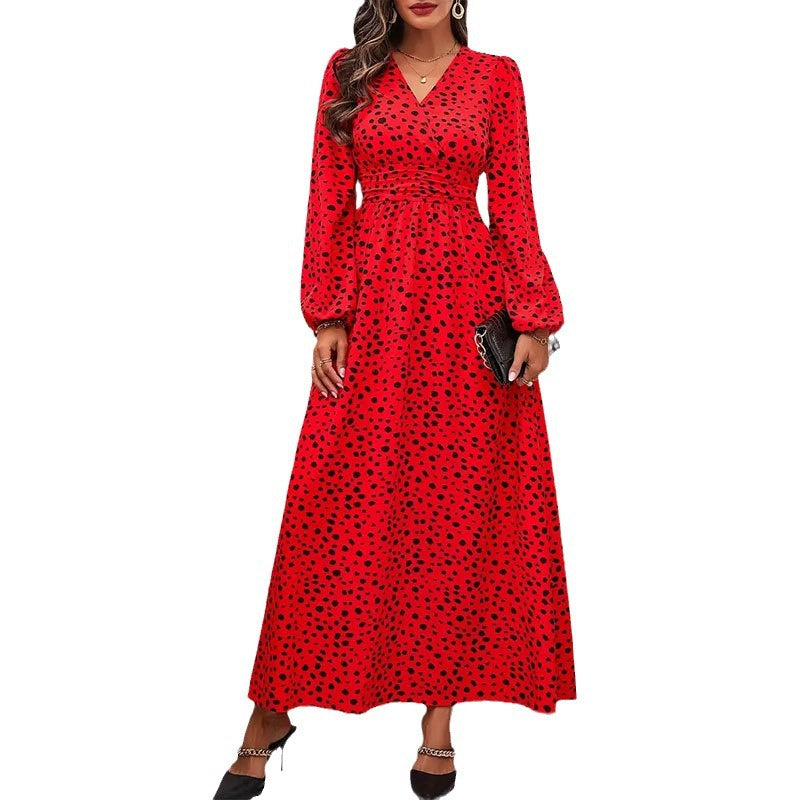 Robe rouge à pois plissée à col en V et taille cintrée, manches longues