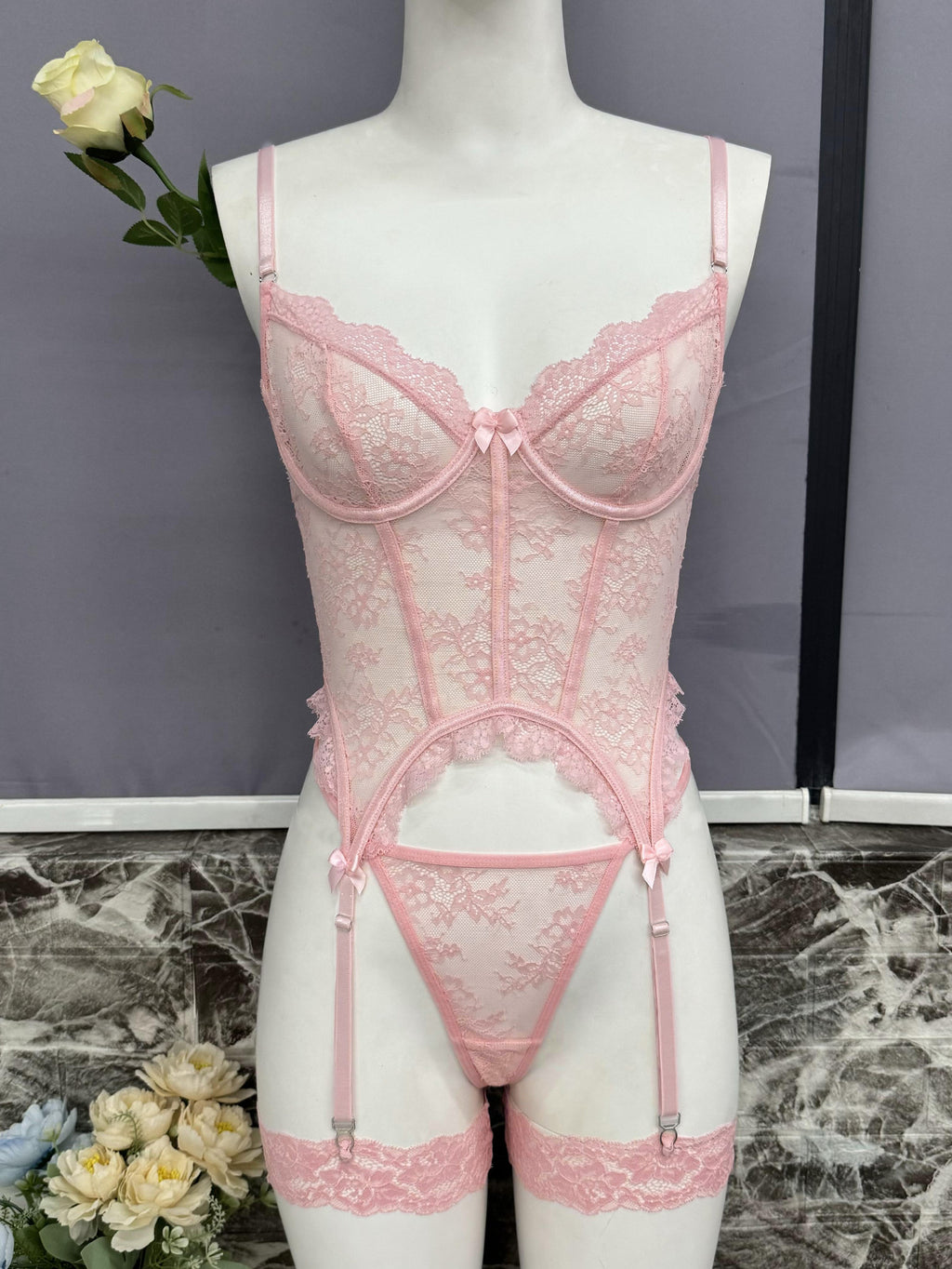Ensemble soutien-gorge et lingerie ajusté transparent, mignon et sexy, orné de dentelle.
