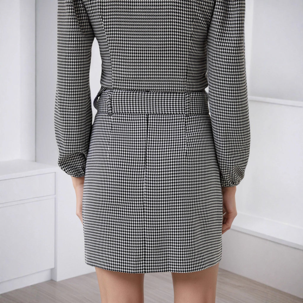 Robe amincissante à col en V et ceinture cintrée à la taille