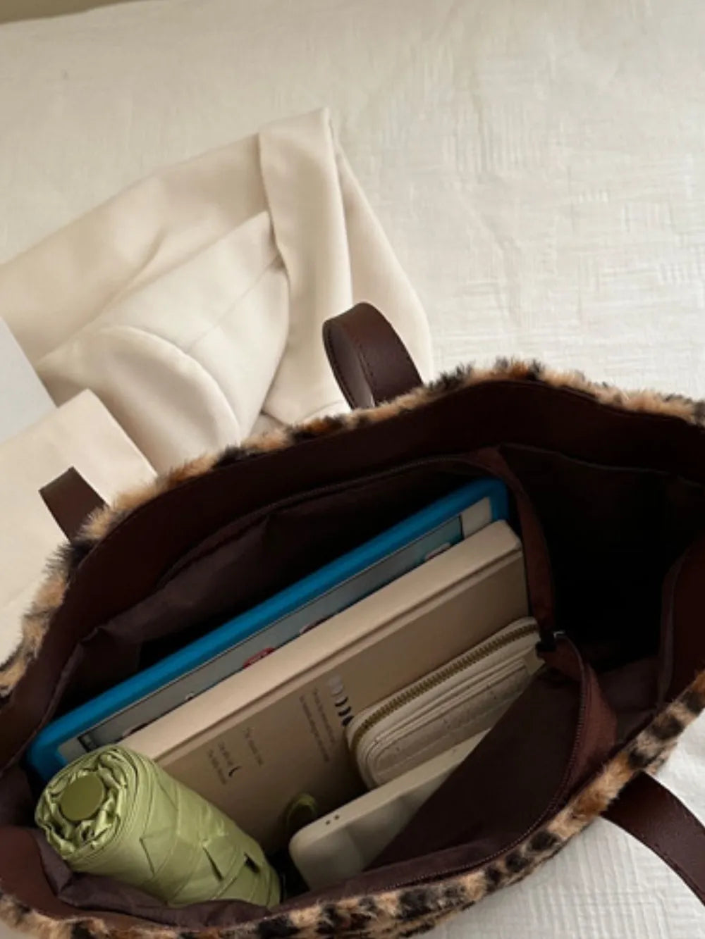 Sac fourre-tout léopard duveteux