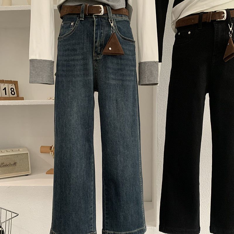 Jean taille haute à jambes larges, avec ceinture.