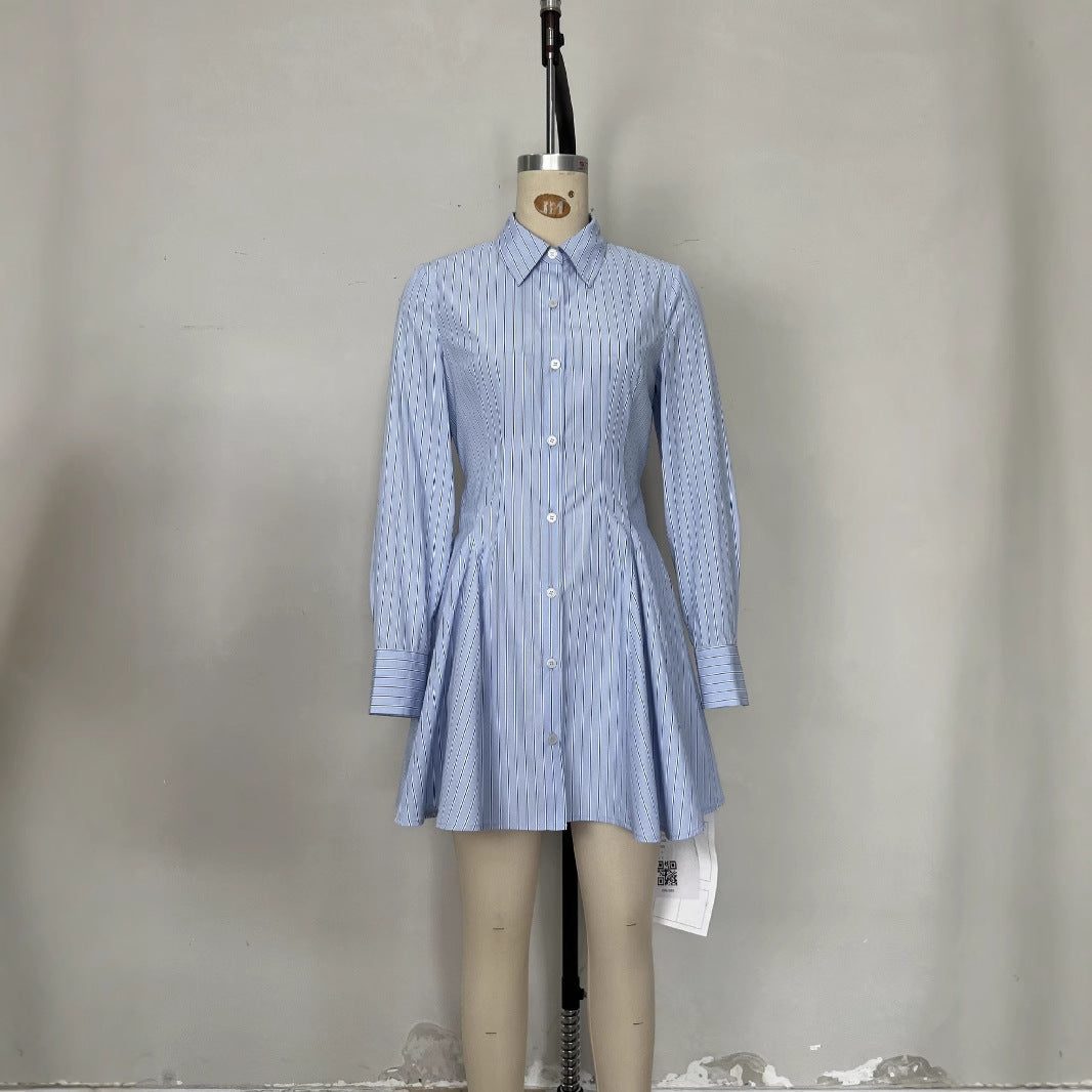 Jupe courte plissée à boutons