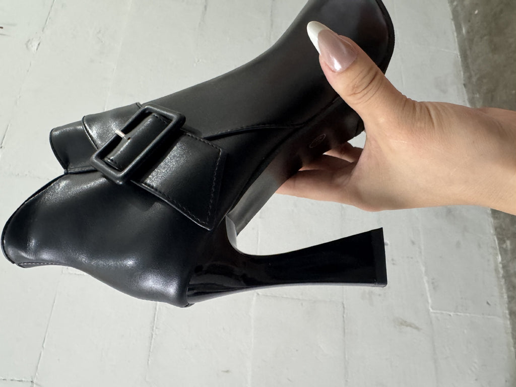 Bottines à talons hauts et bout pointu en similicuir avec boucle