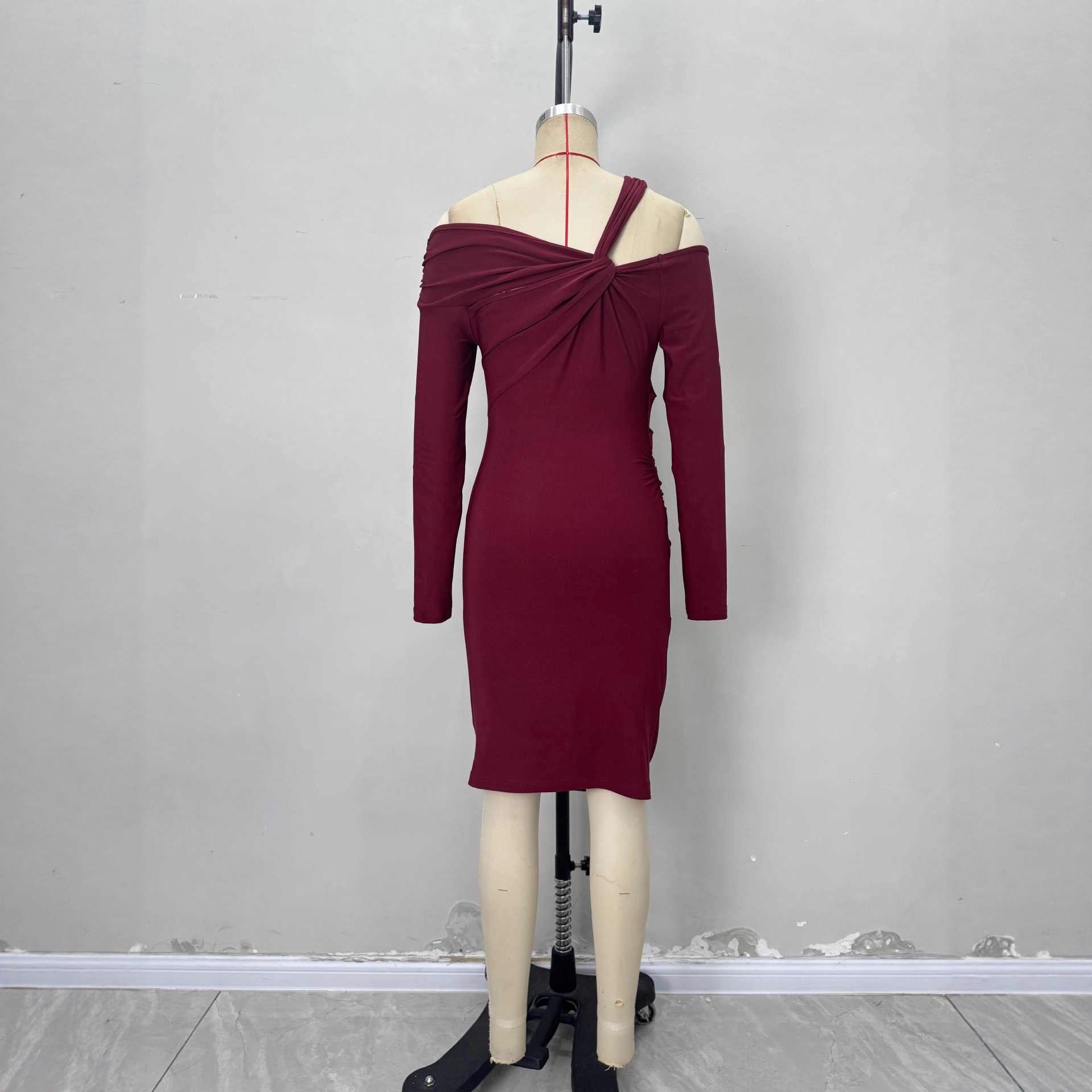 Robe cintrée à épaules dénudées, col torsadé, manches longues